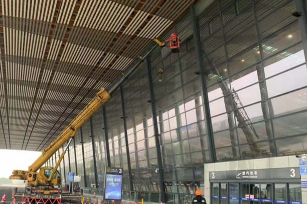 松滋玻璃幕墙维护和保养